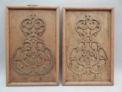 Deux panneaux en bois sculptés d’entrelacs....