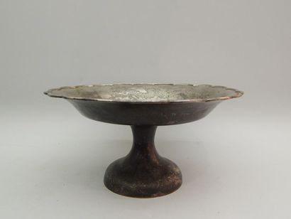 Coupe sur piédouche en métal argenté à décor...