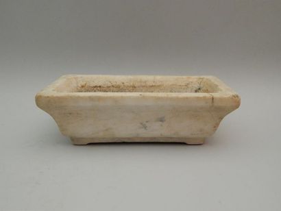 Bassin en marbre. H : 7.5 cm L : 24 x 12...