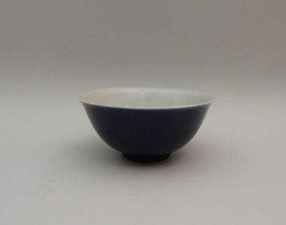 181 bis. Bol en porcelaine bleue, l’intérieur...