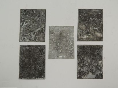 Cinq plaques à impression. L : 8.5 x 11 cm....