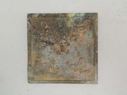 Miroir carré en bronze. XXe siècle.
