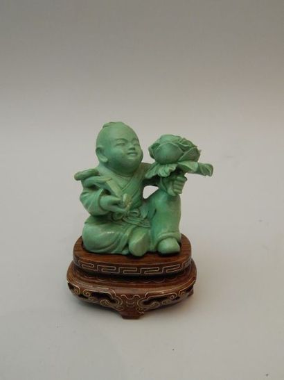 Sujet en turquoise en forme d’enfant assis...