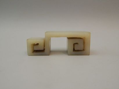 Support en jade. L : 3.5 x 9.5 cm. XXe s...