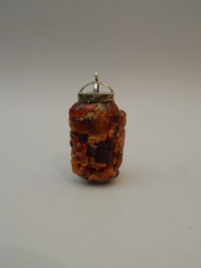 Pendentif en ambre. L : 6.5 cm. XXe sièc...