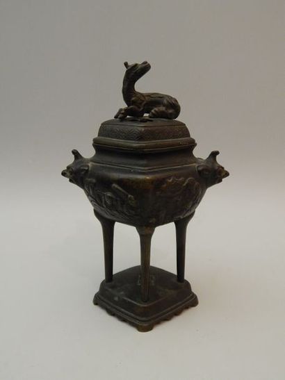 Brûle-parfum en bronze. H : 19 cm. XXe s...