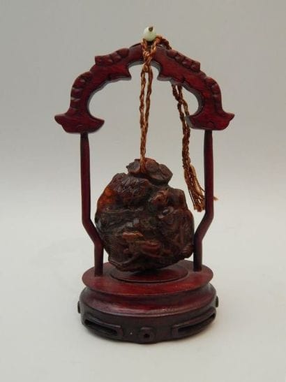 Pendentif en ambre à décor sculpté de personnages,...