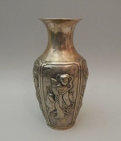Vase en métal argentifère. H : 17 cm. XXe...