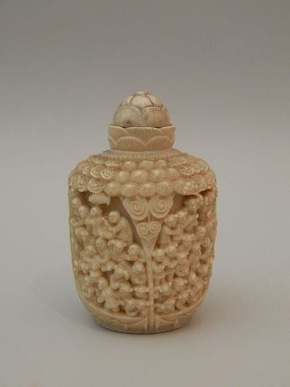 Flacon tabatière en ivoire sculpté de nombreux...