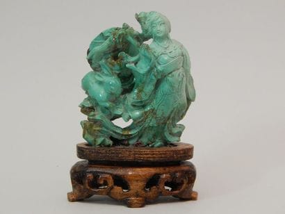 Sculpture en turquoise représentant une femme,...