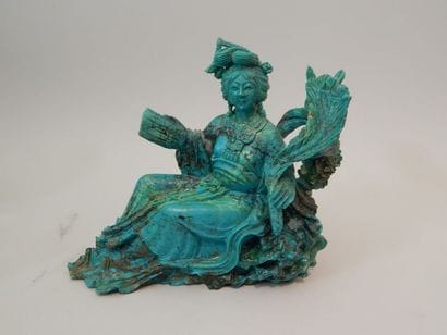 Sculpture en turquoise représentant une femme...