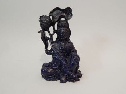 Sculpture en lapis-lazuli représentant une...