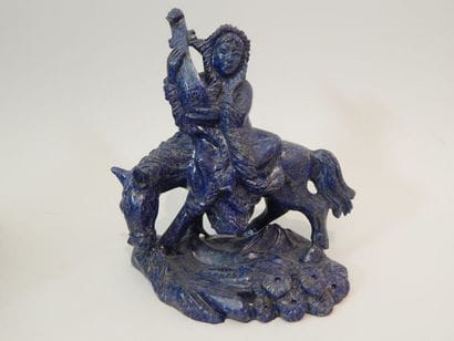 Sculpture en lapis-lazuli représentant un...