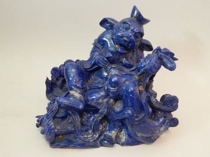 Sculpture en lapis-lazuli représentant un...