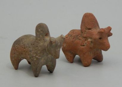 Deux zébus en terre cuite. H : 4.5 cm. NINDOWARI...