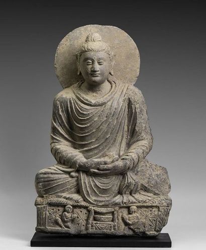Bouddha auréolé assis en méditation, les...
