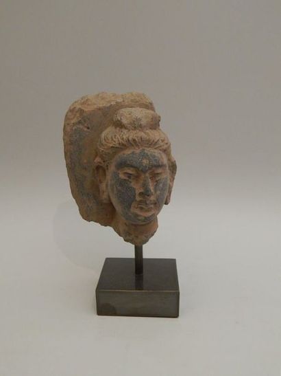 Tête de Bouddha en schiste. H : 11.5 cm....