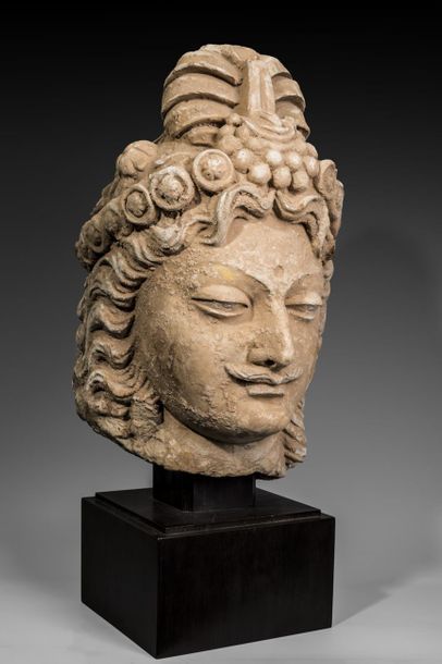 Tête de Bodhisattva en stuc portant un turban...