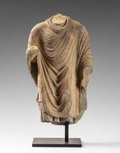 Corps acéphale de Bouddha en schiste. H :...