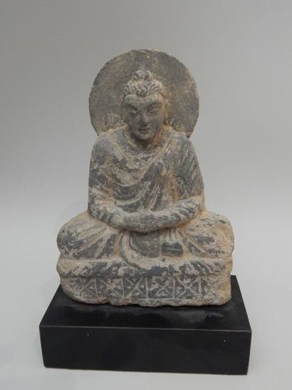 Bouddha assis en position d’offrande .En...