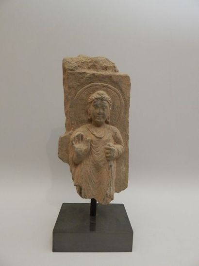 Fragment de stèle figurant un Bouddha exécutant...