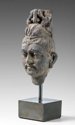 Tête de Bodhisattva moustachu en schiste....