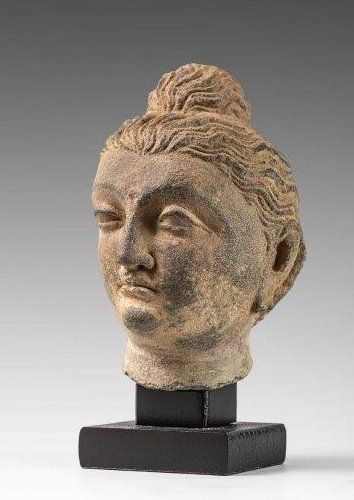 Tête de Bouddha à la coiffure en ondes fines...