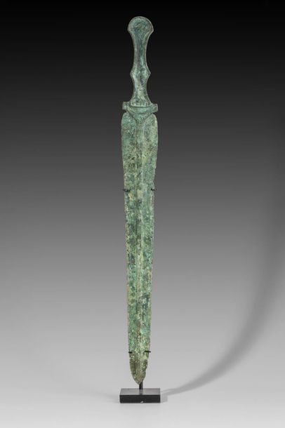 Poignard en bronze. L : 39 cm. Luristan (Ier...