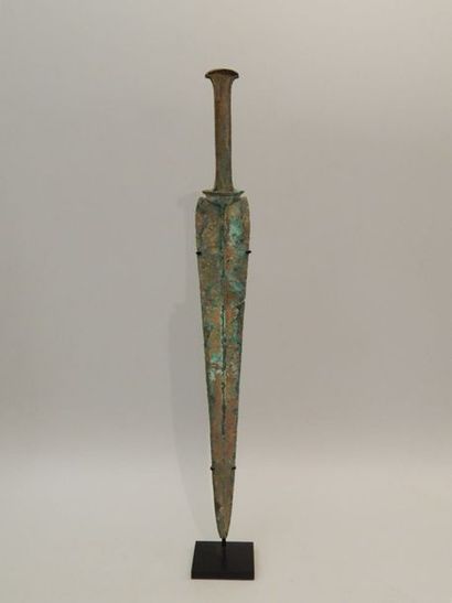 Poignard en bronze. L : 43 cm. Luristan (Ier...