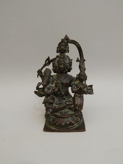 Groupe en bronze figurant une divinité à...