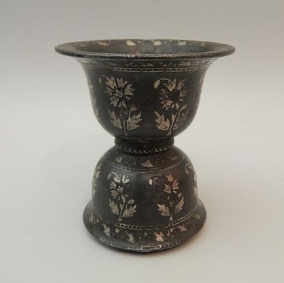 Coupe sur piédouche en métal niellé d’argent....