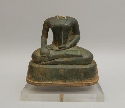 Corps de Bouddha acéphale assis exécutant...