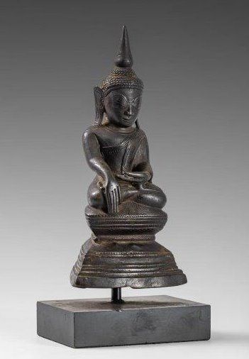 Bouddha assis sur un trône exécutant le geste...