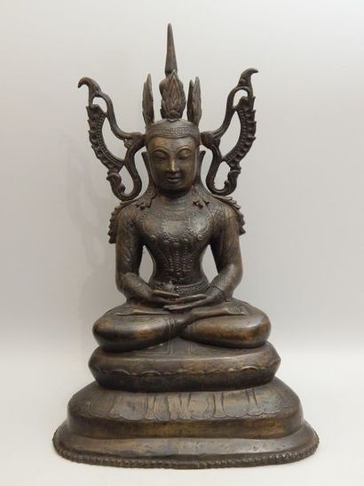 Bouddha paré et ailé, assis dans la position...