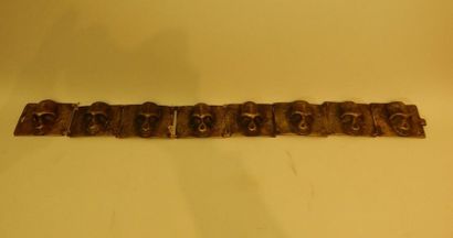 Ceinture en métal ornée de têtes de mort...