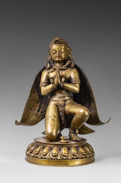 Garuda en métal agenouillé dur un socle....