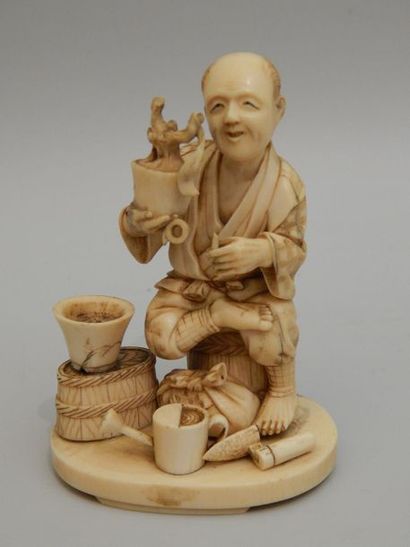 Okimono en ivoire représentant un fleuriste....