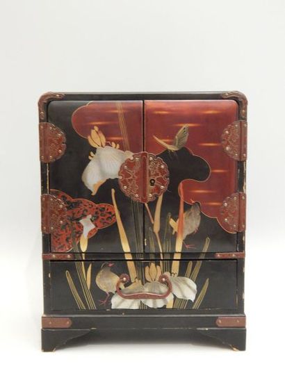 Coffret à bijoux en bois laqué à décor d’oiseaux...