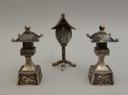 Trois éléments en métal argentifère. H :...