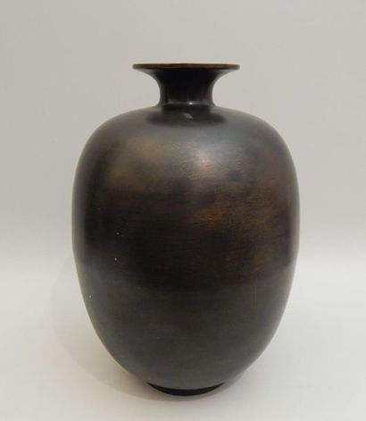 Vase ovoïde en bronze. Japon, XXe siècle....