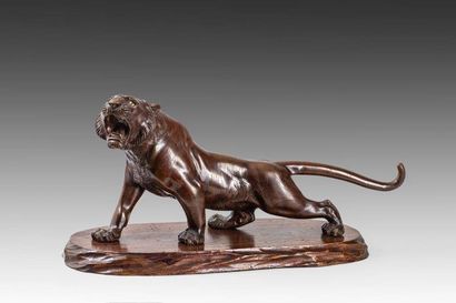 Statuette en bronze représentant un tigre....