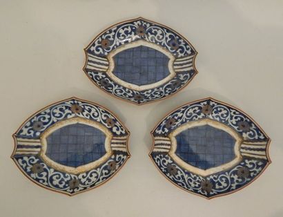 Trois coupes de forme navette en porcelaine...