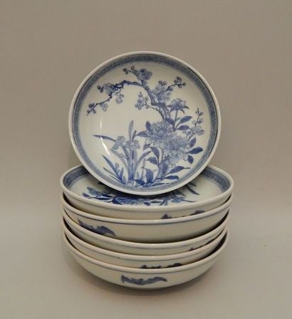 Six coupes en porcelaine “bleu blanc” à décor...