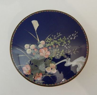 Boîte ronde en bronze et émaux cloisonnés...