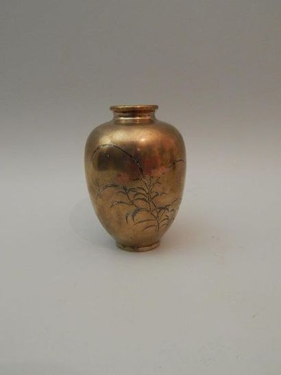 Vase en bronze doré à décor niellé de fleurs....