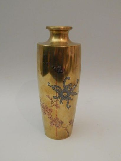 Vase en bronze doré à décor niellé de fleurs...