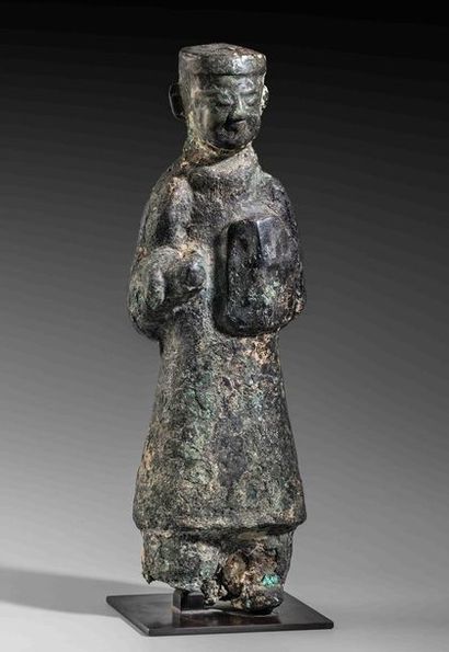 Lancier debout, en bronze, tenant un bouclier....