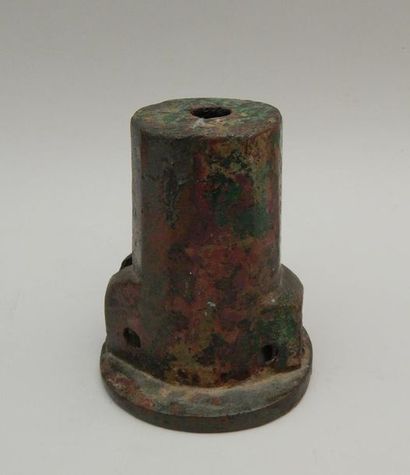 Moyeu de roue de char en bronze. L : 10.5...