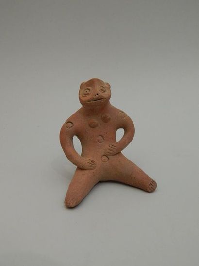 Idole assise en terre cuite. H : 9 cm [MOHENJO-DARO...