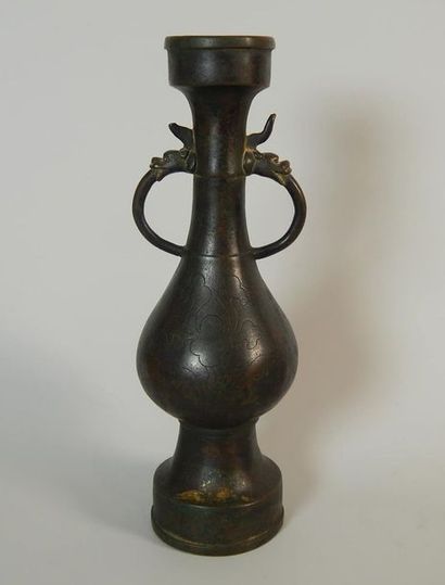 Vase d’autel piriforme en bronze, à décor...